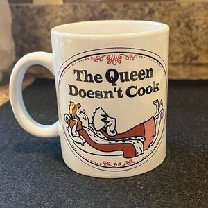 The Queen Doesn’t Cook Mug Alco Coffee Cup